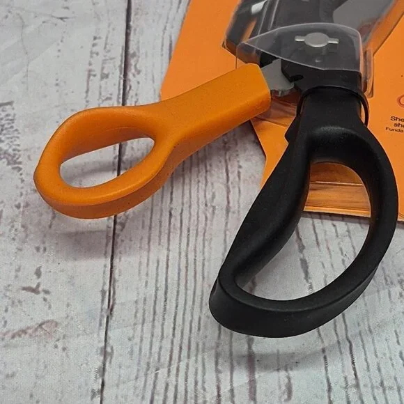 Fiskars Garden Scissors 7-in-1 Garden Shears Multi-Tool with Sheath - Picture 8 of 9